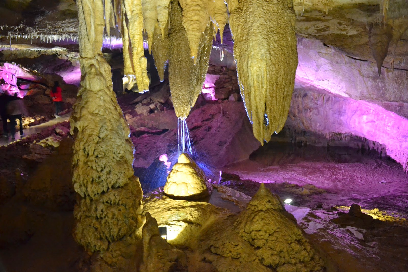 Билеты на поездe от $16, на автобусе от $13, на такси от $41, на авто от $11., время в пути от 1¾ ч. Edem V Gruziyu Peshery Prometeya Gruziya