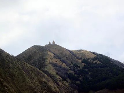 Территориально населенный пункт граничит с российским владикавказом. Kazbegi