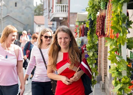 Однодневная экскурсия по тбилиси, метехи, крепость нарикала, банный квартал, улица шардени, кафедральный собор сиони, мтацминда, театр марионеток, . Foto Progulka Po Tbilisi Gid V Gruzii