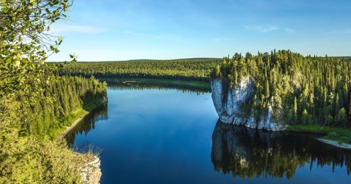 Течение кары после водопада становится более спокойным и размеренным, на берегах образованы белые мраморные углубления. Dostoprimechatelnosti Respubliki Komi Reka Shugor